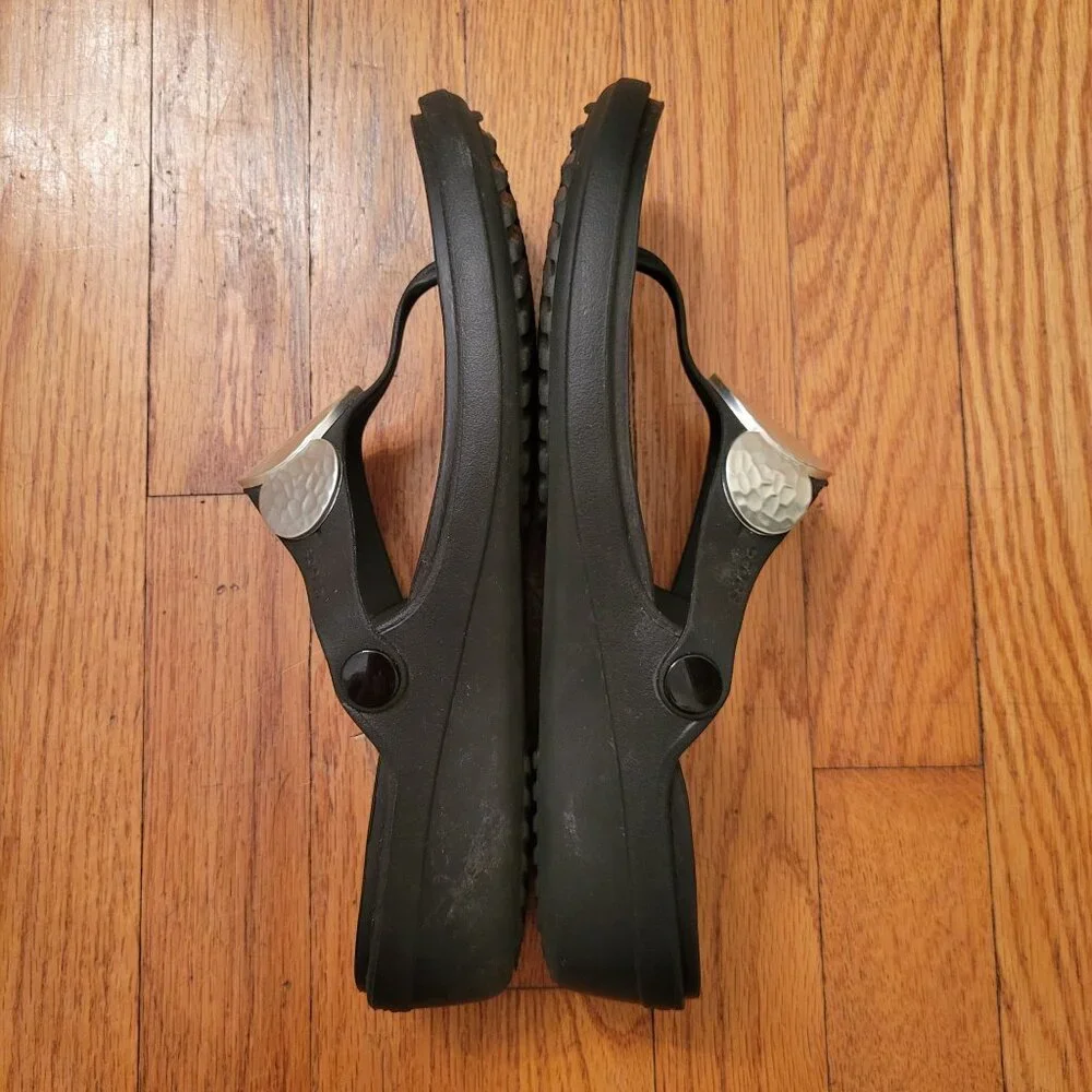 Crocs Comfort Black Thong Sandals Silver Hammered‎ Medallion 11 SANRAH